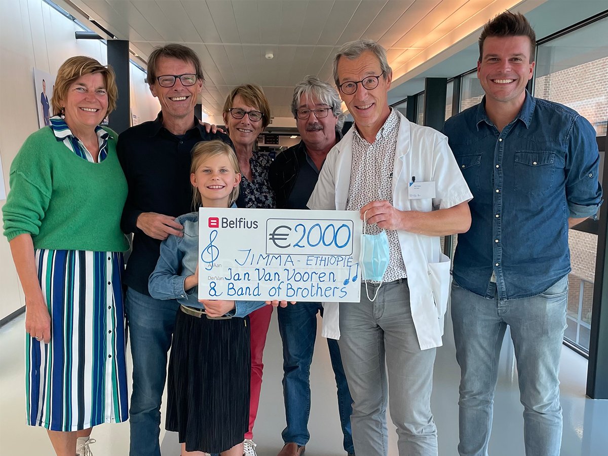 👏Prof. dr. Piet Pattyn ontving een gulle gift voor de uitwerking van de Oncologische heelkunde in het Universitair Ziekenhuis in Jimma. Hiermee ondersteunen ze de aankoop van een slimme bril die een videoverbinding legt tussen het team in Jimma en een expert in het #uzgent.