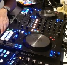 I am streaming on Twitch now, join me!!! 
twitch.tv/4themusicoffic…