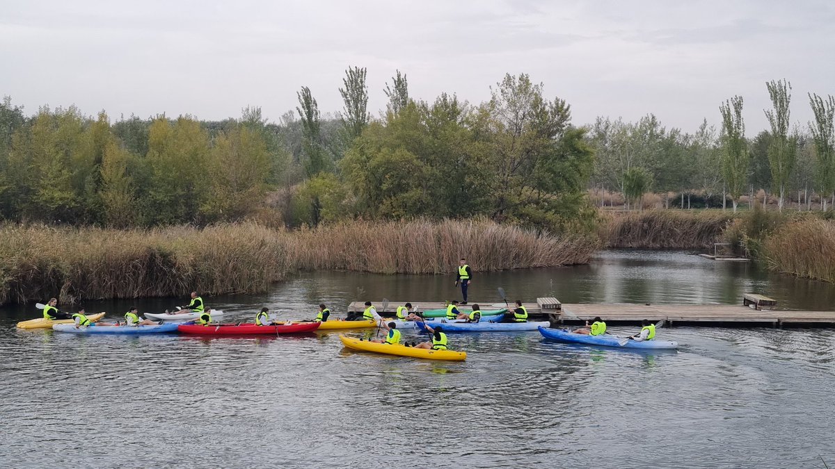ocioparque's tweet photo. Primer día de actividades con 120 participantes de secundaria del IES ITACA de Zaragoza. Profes y alumnado disfrutando del ocio en el Parque del Agua. https://t.co/h4UcQ3MPEt