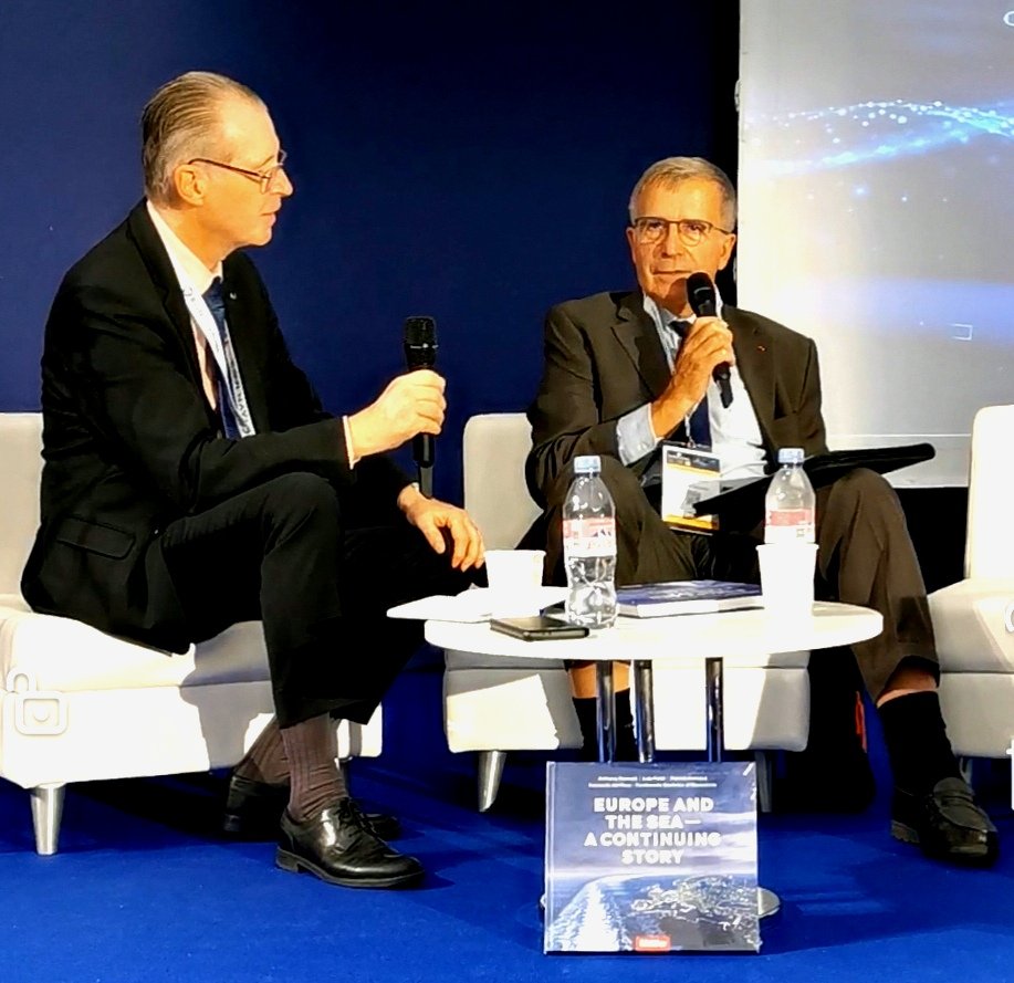 [⚔️EURONAVAL] 
#Mer #Europe #EURONAVAL 

Nous remercions vivement nos deux intervenants  le vice-amiral Hebrard ainsi que le vice-amiral Morel pour la qualité de leur intervention au <a href="/SalonEuronaval/">EURONAVAL</a> 

<a href="/MarineNationale/">Marine nationale</a> <a href="/IHEDN/">IHEDN</a> <a href="/Armees_Gouv/">Ministère des Armées et des Anciens combattants</a>