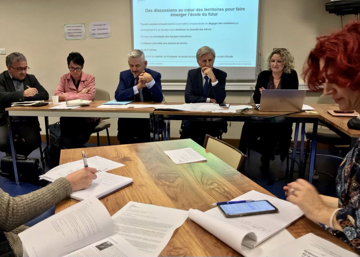 acnancymetz's tweet photo. A Verdun, le recteur @RLaganier est présent aux côtés des directeurs d’école pour les concertations #NotreEcole : l’académie accompagne toutes les équipes désireuses d’échanger, de trouver ensemble des idées pour le bien-être, la réussite, l’égalité des chances de tous les élèves https://t.co/0X217ViGs6