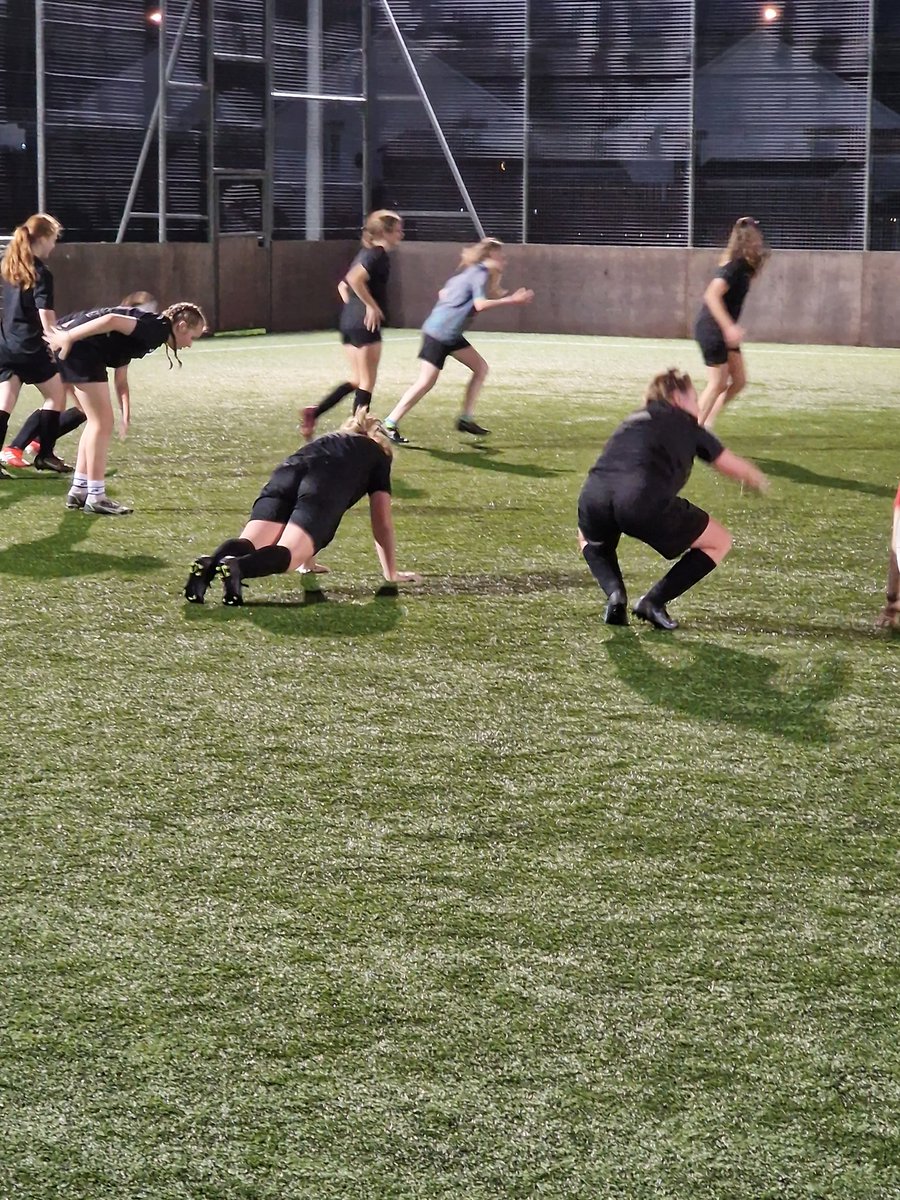KSHsGirlsFC's tweet photo. KSHs Girls 14s /16s Squads working hard at their Fitness Session last night , great effort from all the girls , no complaints from any of them😁 , Thanks Lisa for doing this , all the girls loved the session ⚽️💙👇 https://t.co/HcJvp3PDzt