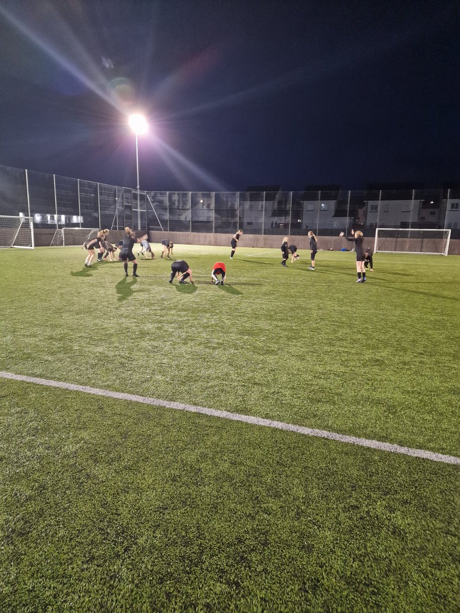 KSHsGirlsFC's tweet photo. KSHs Girls 14s /16s Squads working hard at their Fitness Session last night , great effort from all the girls , no complaints from any of them😁 , Thanks Lisa for doing this , all the girls loved the session ⚽️💙👇 https://t.co/HcJvp3PDzt
