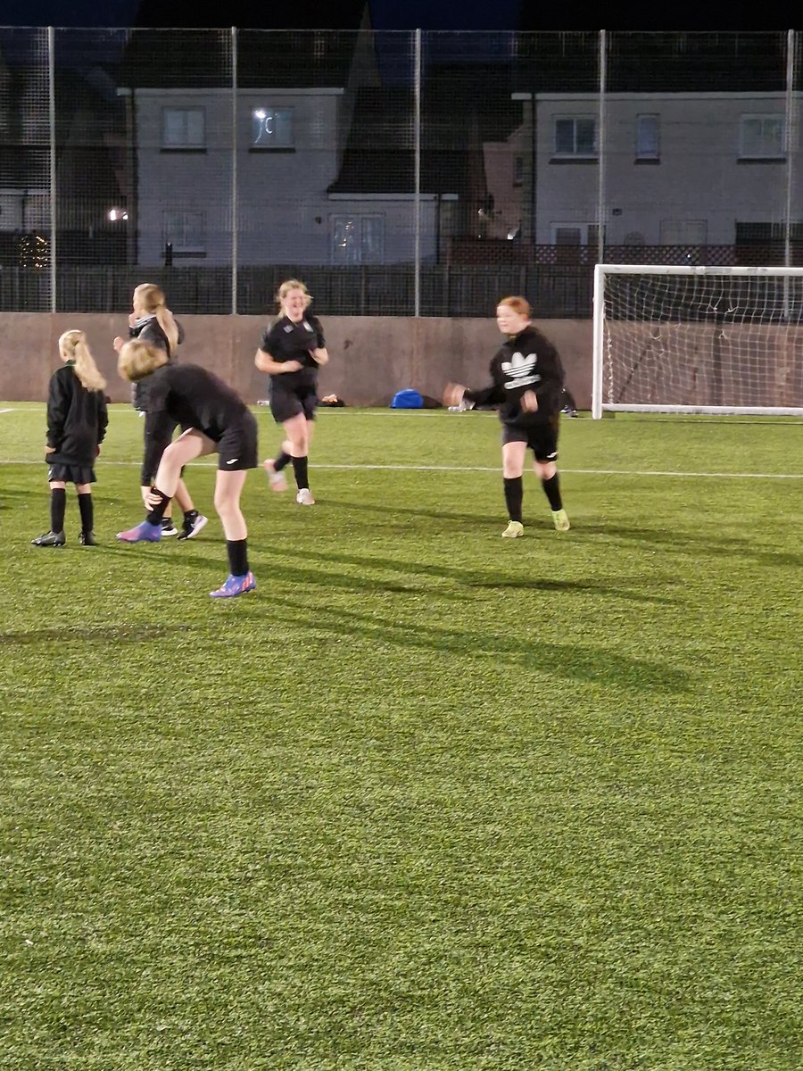 KSHsGirlsFC's tweet photo. KSHs Girls 14s /16s Squads working hard at their Fitness Session last night , great effort from all the girls , no complaints from any of them😁 , Thanks Lisa for doing this , all the girls loved the session ⚽️💙👇 https://t.co/HcJvp3PDzt