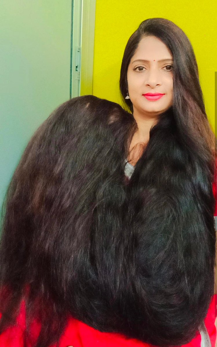 Give your hair just the right level of care 💖
.
#smitasrivastava #smitalongesthair #longhairbeauty #globalrapunzel #hairfashions #hairdivas #myhairmycrown #hair #naturallonghair #beautifullonghair #naturallonghair #healthyhair #thickhair #hairdivasmita