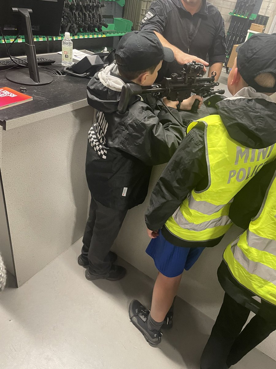 Mini-Police had a great trip this morning, learning all about Armed response and CSI. <a href="/MerPolCEU/">MerPol CEU</a> #minipolice