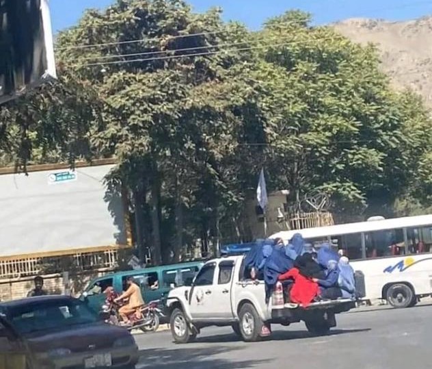 nilofarlangar1's tweet photo. طالبان زنان و دخترانی که در شهر گدایی می‌کنند را سوار خودرو دولتی کرده اند که کجا ببرند؟ 
این زنان اغلب به نکاح سربازان طالبان درآورده می‌شوند،  چنانچه بر اساس احکام سنت، زنان بی سرپرست در سرزمین مفتوحه باید به نکاح مسلمین درآیند تا از فساد جلوگیری شود.  1/1 https://t.co/hvcSGLBXo6
