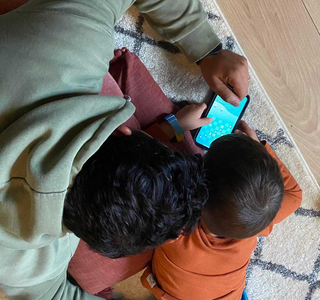 PlayMagnus's tweet photo. We love seeing you all use #MagnusTrainer to learn and improve your chess skills! 😍

This is 3-year-old Yosef and his father Abdullah from Bergen, Norway. They shared with us that Yosef uses the app almost daily!

Can you see which game in Magnus Trainer they are playing? 😉 https://t.co/00wgsqZjM7