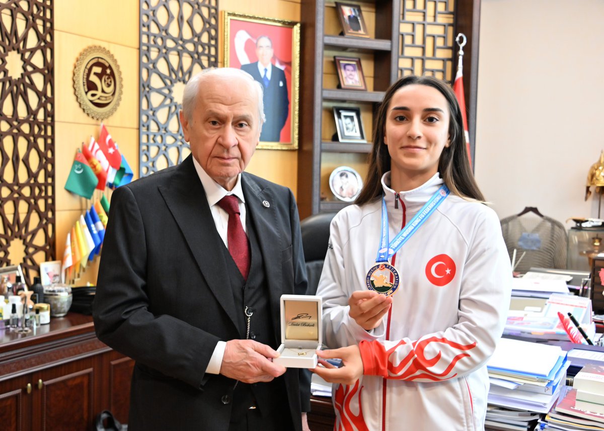 Genel Başkanımız Sayın Devlet Bahçeli, Afyonkarahisar'da düzenlenen 5. Açık Balkan Wushu Kung Fu Şampiyonası'nda 48 kiloda Altın Madalya kazanan Sıla Zeynep Turan'ı makamında kabul etti.