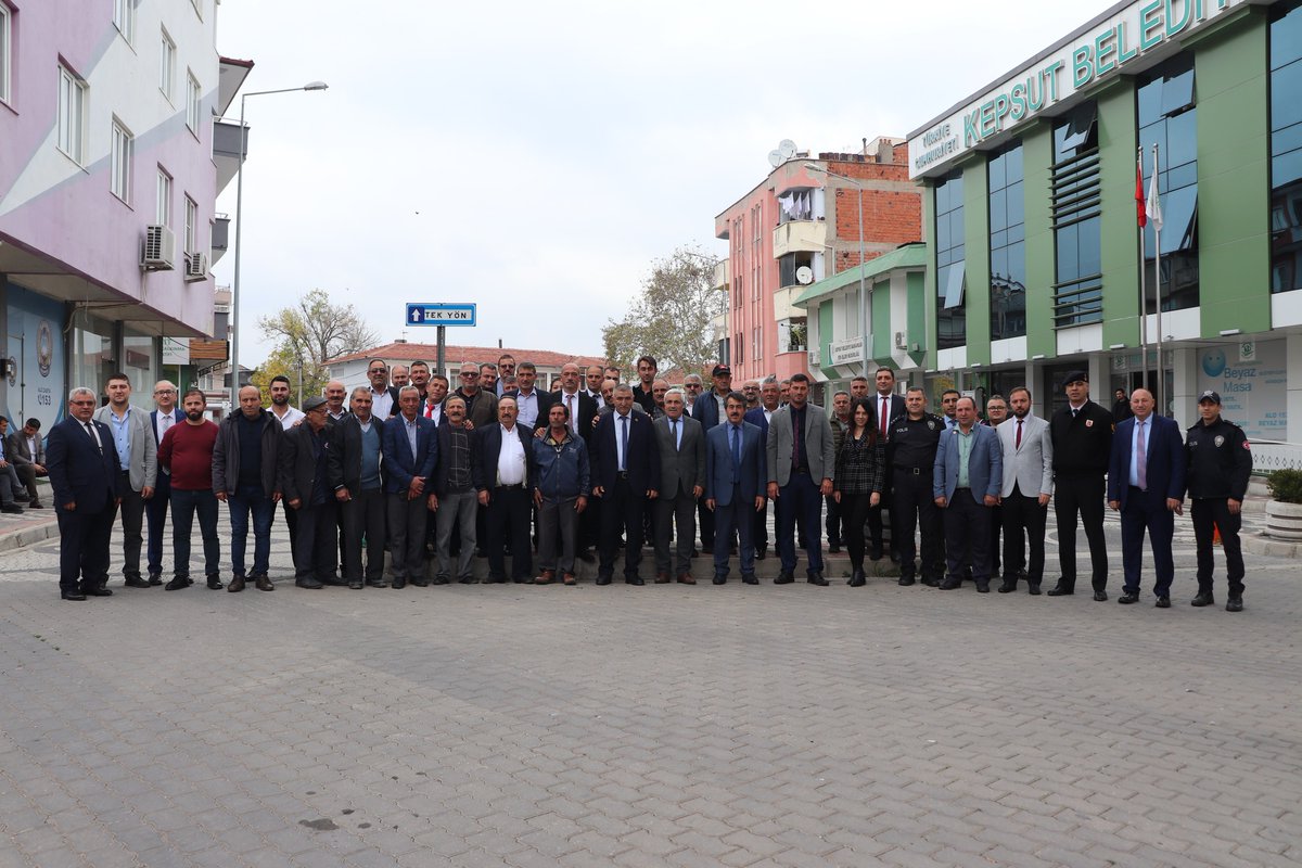KepsutBelTr's tweet photo. 19 Ekim Muhtarlar günü programında değerli muhtarlarımız ile düzenlemiş olduğumuz program ile bir araya geldik.
Program çerçevesinde Atatürk anıtına çelenk sunuldu, bu vesile ile tüm muhtarlarımızın Muhtarlar gününü kutluyoruz. https://t.co/lxFRHvEtV1