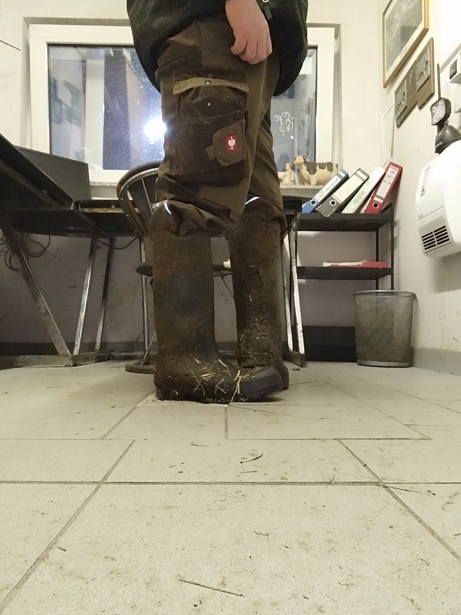 GummistiefelK's tweet photo. Stalldienst und geil dabei !!🤠🐄💩🧦🧦🧦😜😜😜 https://t.co/Or1hOZsoQF