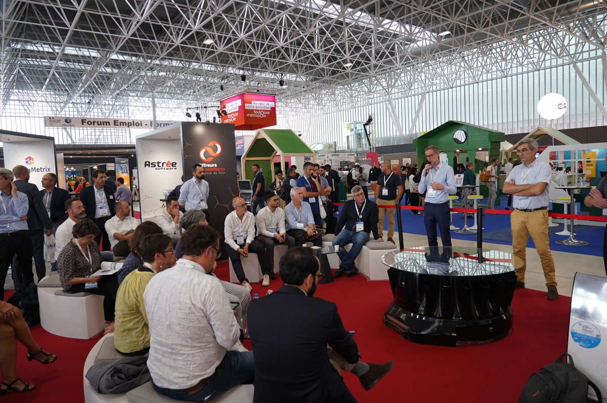 Pad_Occ's tweet photo. 📢 Une nouvelle #conférence en cours sur le stand #PadOcc animée par Stéphane Blanchard coordinateur #industriedufutur @ADOCC_
Accompagné des #industriels du #territoire ils présentent les processus de transformation vers une #industrie plus performante résiliente & #durable🍃 https://t.co/peg4Oi5UHT