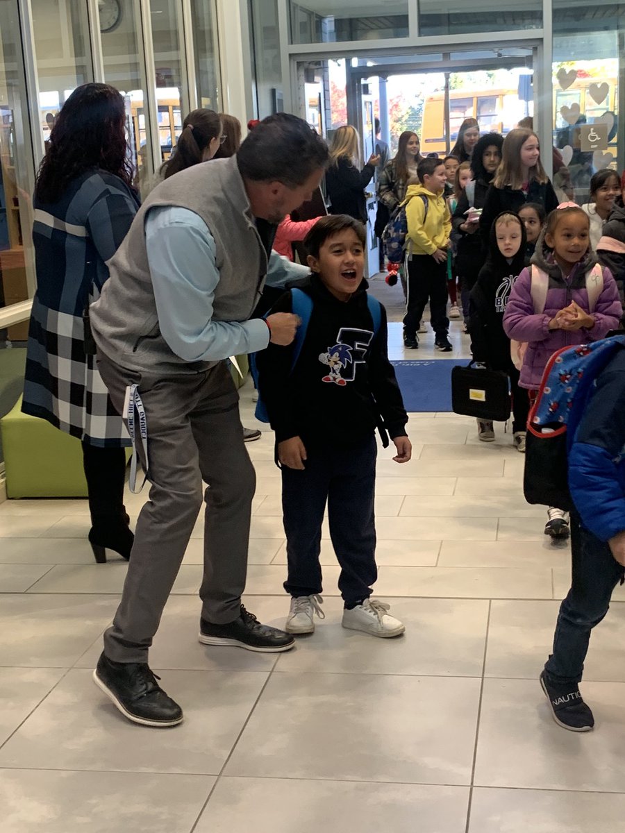 erikakoz's tweet photo. What an amazing way to kick-off our school day with a Tunnel of Hope at GHS to bring our community together and show ALL of our students that we believe in them! 💙🐊💚 https://t.co/iDGiaxKmmd