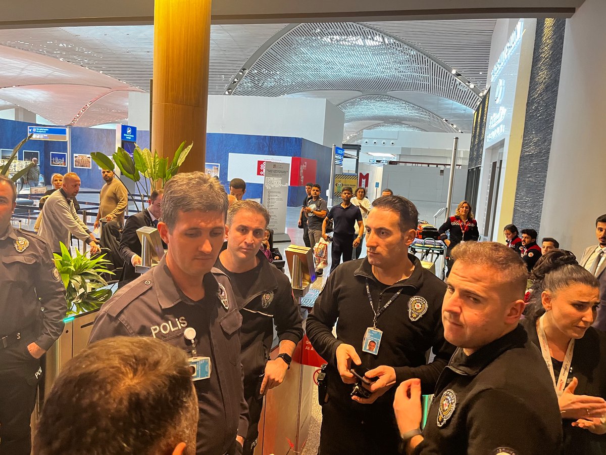 sneel9's tweet photo. @agastyaj @lufthansa Here are the cops waiting at the lounge entrance https://t.co/ZkCGBf3CYz