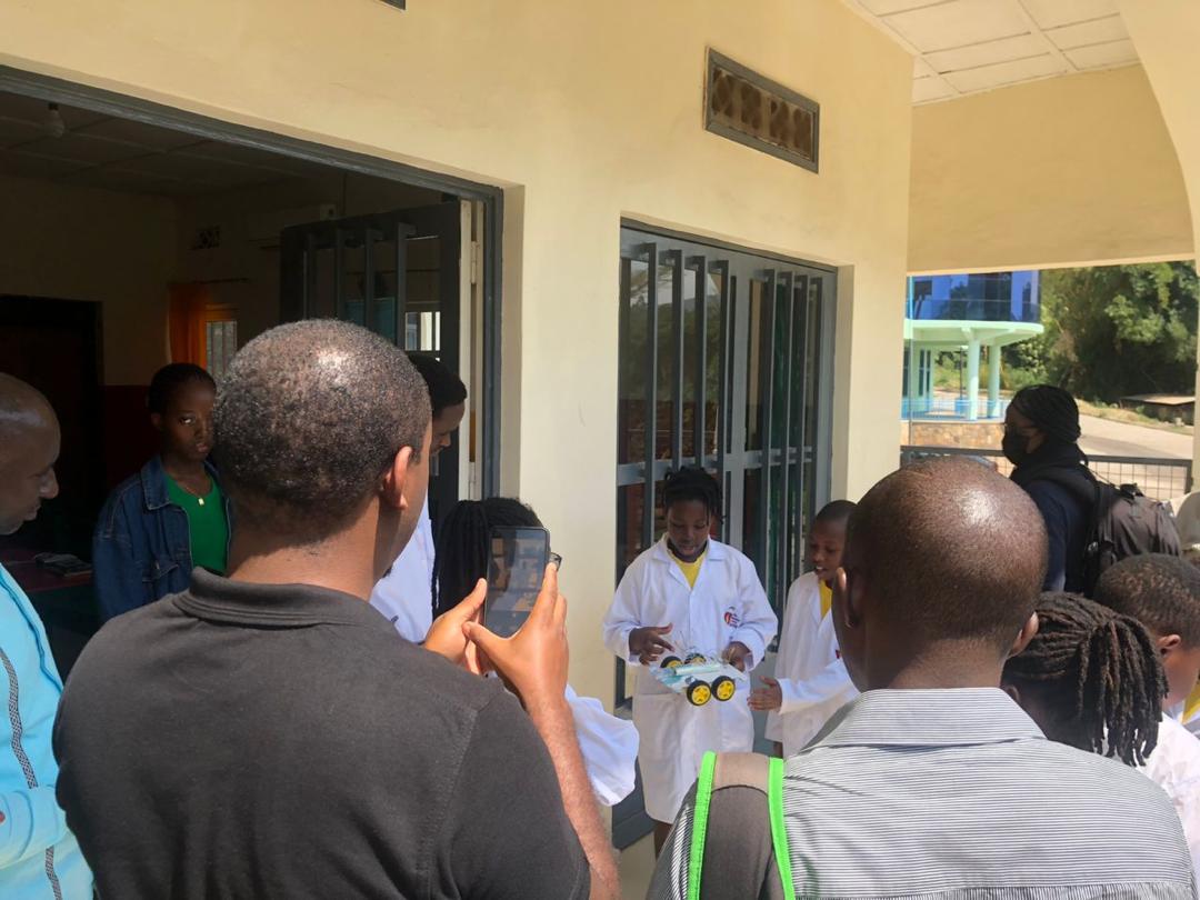 NewGenerationrw's tweet photo. Today #NGA received a special courtesy visit from #ZiplineRwanda alongside other team members from #REB and #MINICT in handing over of 1000 batteries needed in the Coding & Robotics program run in our school. @ZiplineRwanda @RwandaICT @REBRwanda @Rwanda_Edu https://t.co/ACaHSqqvm5
