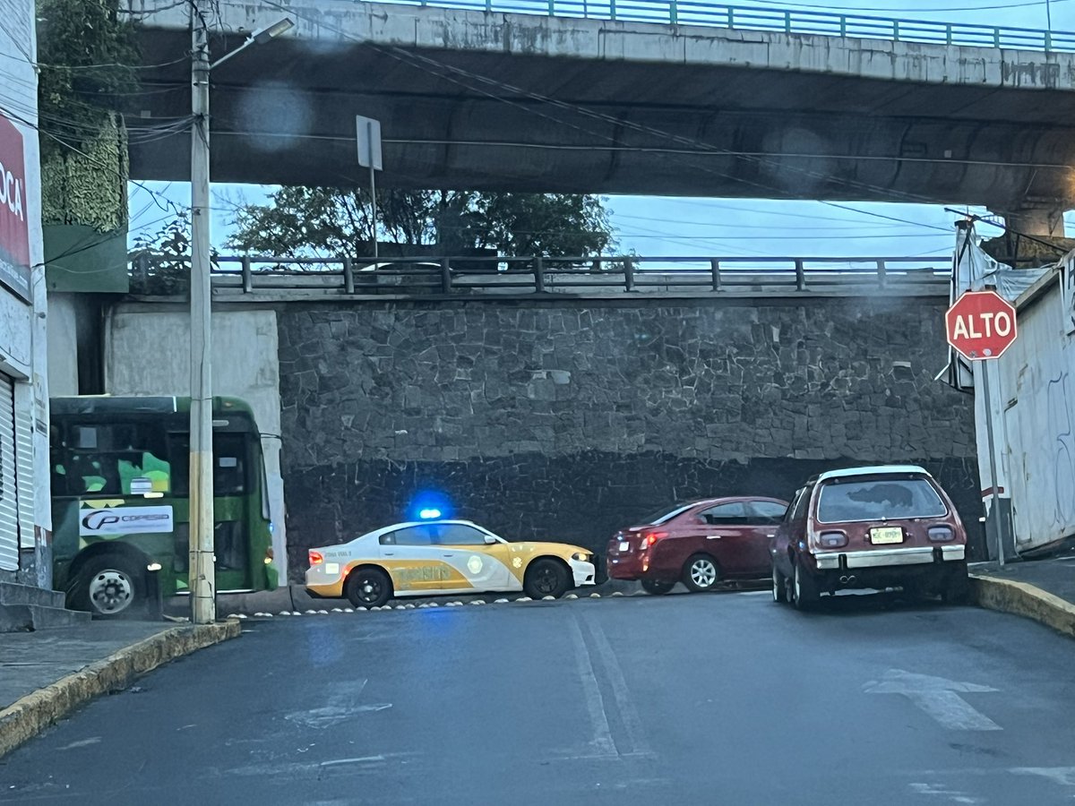 michpacheco's tweet photo. Duda ¿por que todos los días a las 7 am los de tránsito cierran el puente que se hizo para pasar la ave Toluca de sur a norte? No le veo el caso, entonces, su función es permanecer cerrado para que todos nos vayamos por abajo y se haga un cuello de botella @AlcaldiaAO https://t.co/G89Yvkjsr6