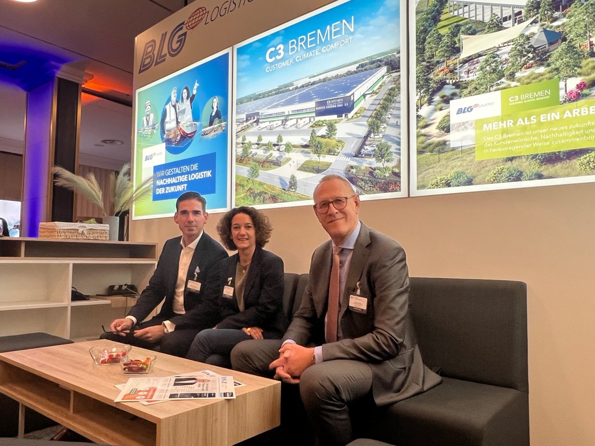 BLGLOGISTICS's tweet photo. Herzliche Grüße von unseren drei Speakern auf dem ersten Tag des BVL Kongresses - Frank Dreeke, Yvonne Bonventre und Matthias Magnor (v.r.). Besuchen Sie uns in Raum Potsdam am Stand P/25, wir freuen uns auf interessante Gespräche! #dlk22 https://t.co/1kHSXyqPfN