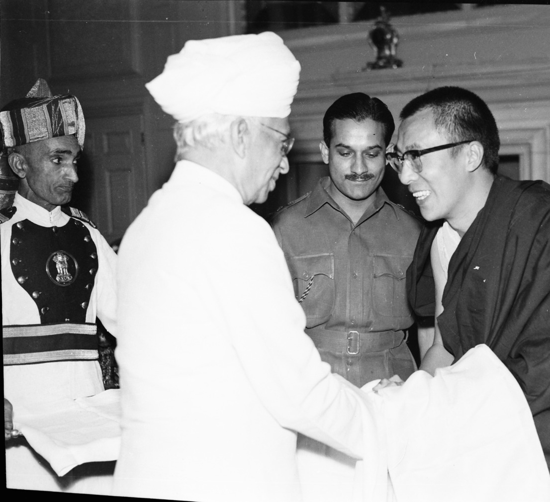 RBArchive's tweet image. 19 October, 1962: President Dr S. Radhakrishnan meeting His Holiness the @DalaiLama at Rashtrapati Bhavan. #ThisDayThatYear