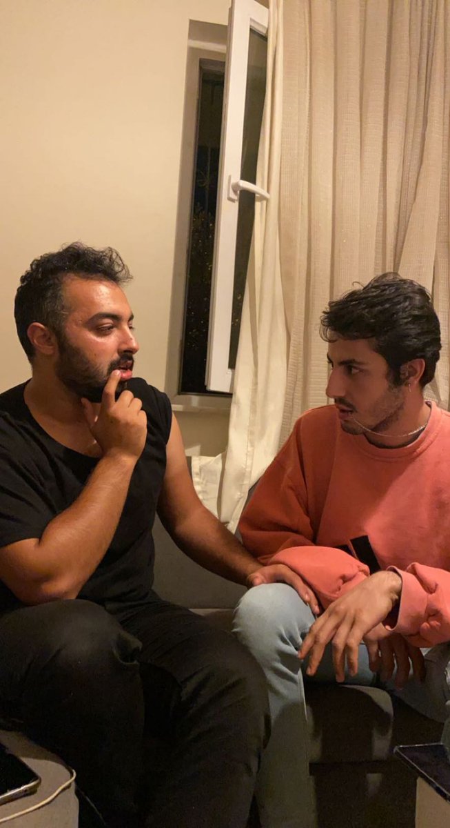 Ekibin başına geçince imam osuruyor ve cemaati de görüyorsunuz..