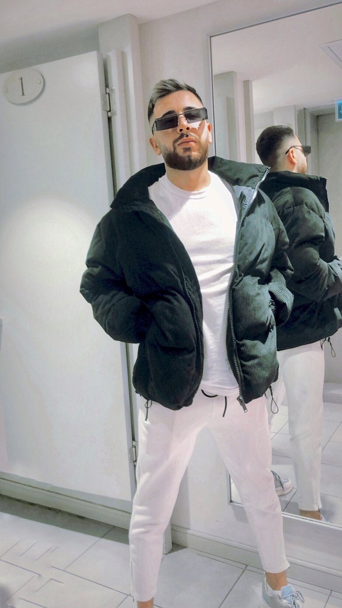 Taksime yakın kalıyorum yerim var ciddi kişiler 
#istanbulgay #taksimgay #sisligay