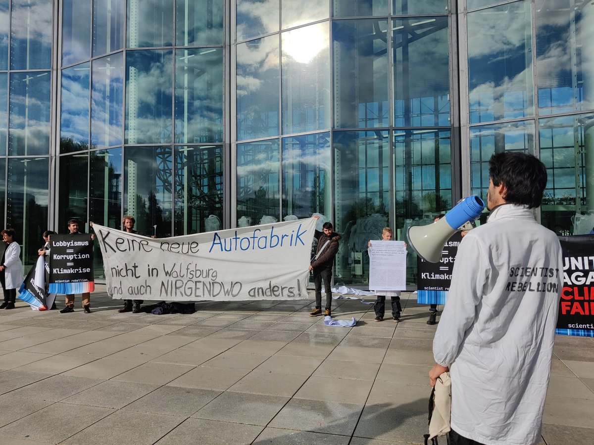 stop_trinity's tweet photo. Gerade Protest in #Wolfsburg vor der Autostadt von @ScientistRebel1 mit Bezug auf #StopTrinity
#verkehrswende #ScientistRebellion https://t.co/u6ypRF5g83