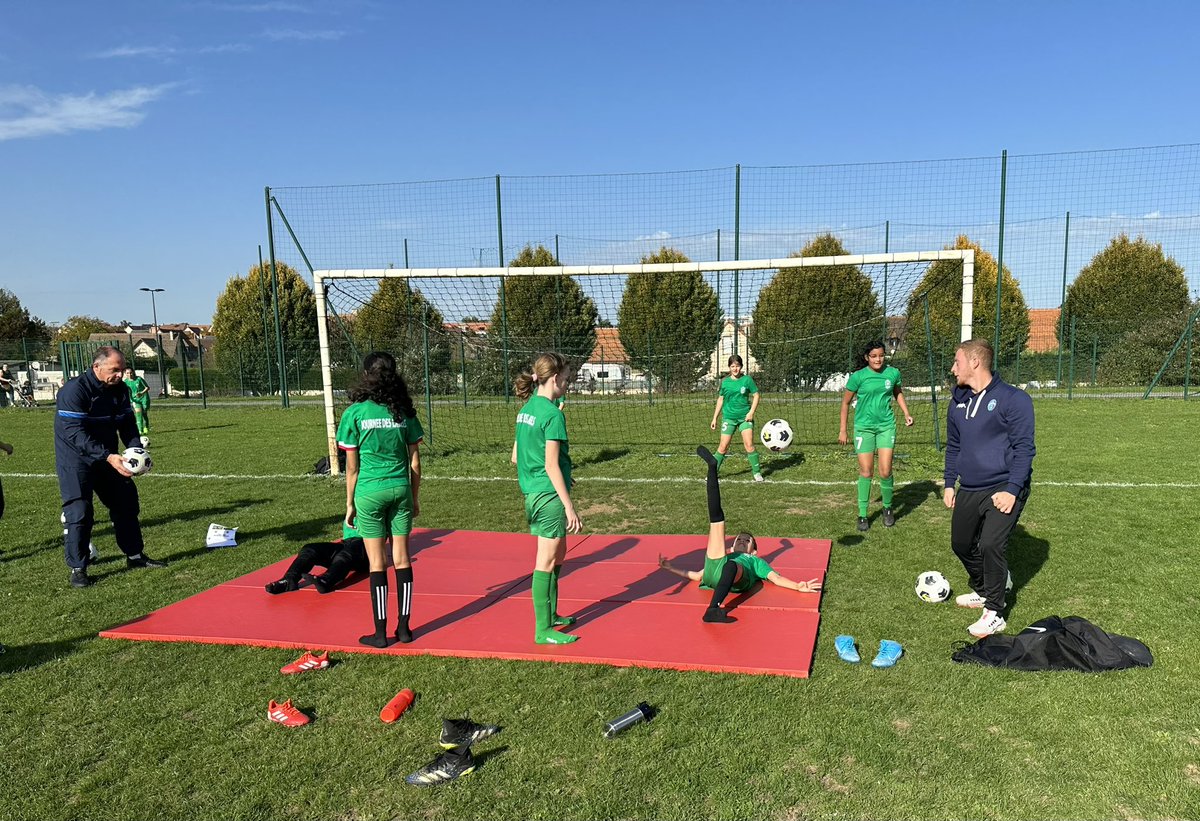 Journée des labels à <a href="/ASIfsFootball/">AS Ifs</a> en présence de 10 clubs Normands doubles labellisés pour 2022/2025 ⚽️
Au programme quizz, ateliers techniques, selfie avec la Coupe du Monde… 🤩