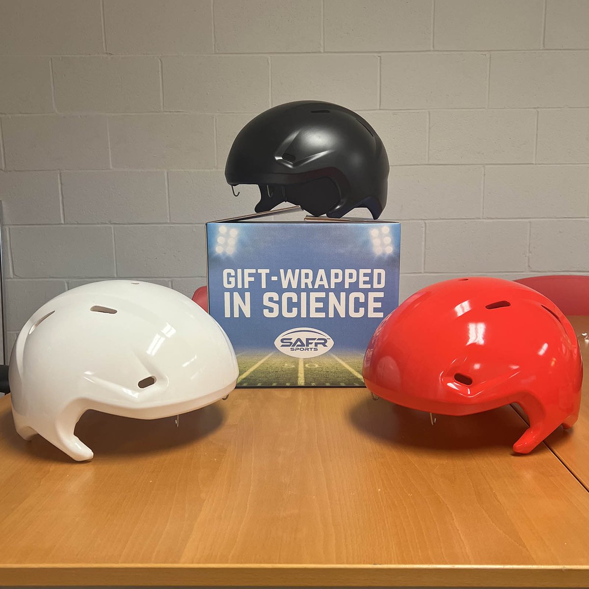 SafrSports's tweet photo. Those new helmet covers look sharp, @Towson_FB! #SAFRProTechs can be customized to match any team color and fit the most popular helmet brands, including Ridell and Schutt. #PlaySafer #SaferThroughScience #footballsafety #UnitedWeRoar https://t.co/byCm0hoIAv