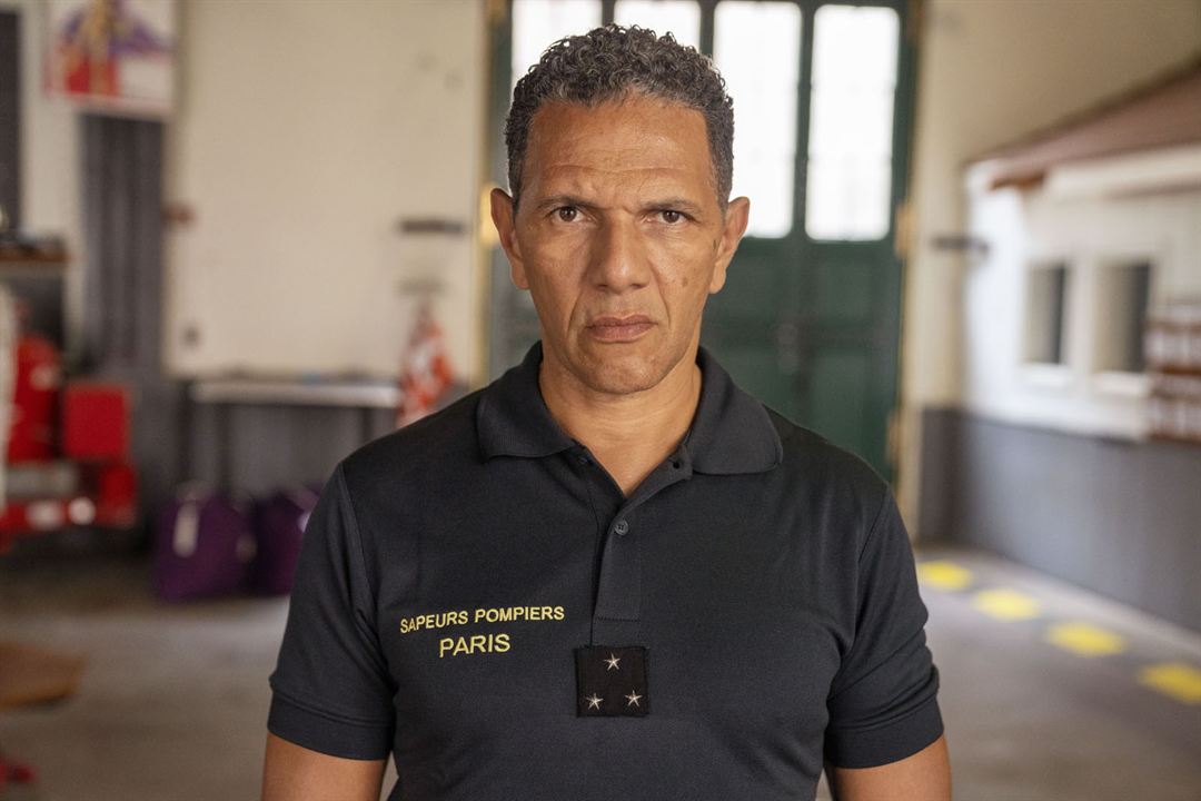 🔴Le commandant de la brigade des sapeurs-pompiers de Paris lors de l’incendie de Notre-Dame, le général Jean-Claude Gallet (photo de gauche) est interprété par l'acteur franco-marocain Roschdy Zem (photo de droite) dans la nouvelle série Netflix "Notre Dame : La part du feu".