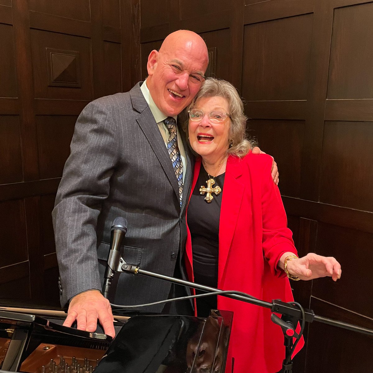 EmpireStateBook's tweet photo. A wonderful night! Return of in-person New York State Writers Hall of Fame induction &amp; held at #AlgonquinHotel. Thanks to all authors, performers, guests &amp; book family. Suggest names for Class of ‘23! @minjinlee11 @nyswi @AndreaDavisPink #booktwitter #NYSWHOF https://t.co/f1YJ4VngHf