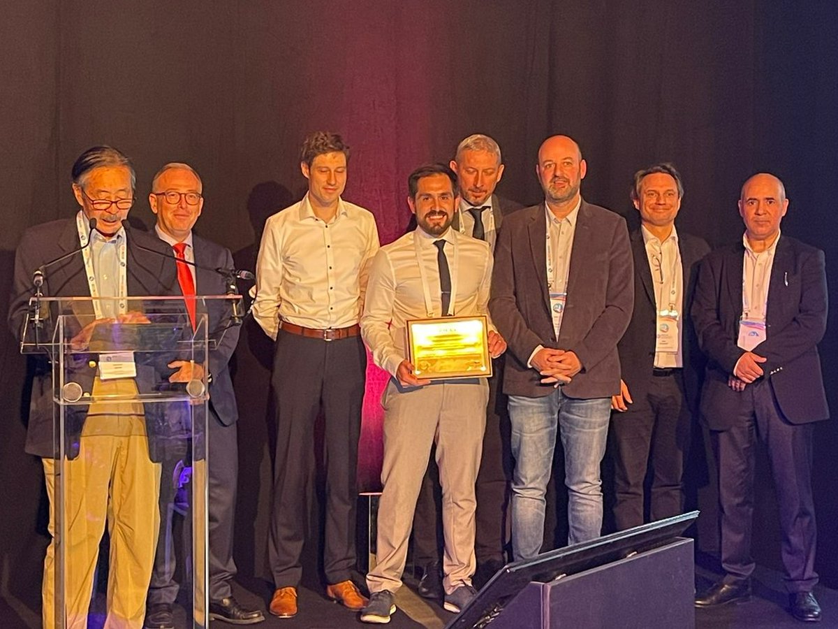Nuestros investigadores Dr. Samir Kouro y Dr. Sebastián Rivera, reciben el premio al Mejor Paper 2022 otorgado por la IEEE Industrial Electronics Magazine, en la conferencia anual del Industrial Electronics Society (IECON2022), Bruselas. ¡Felicitaciones!