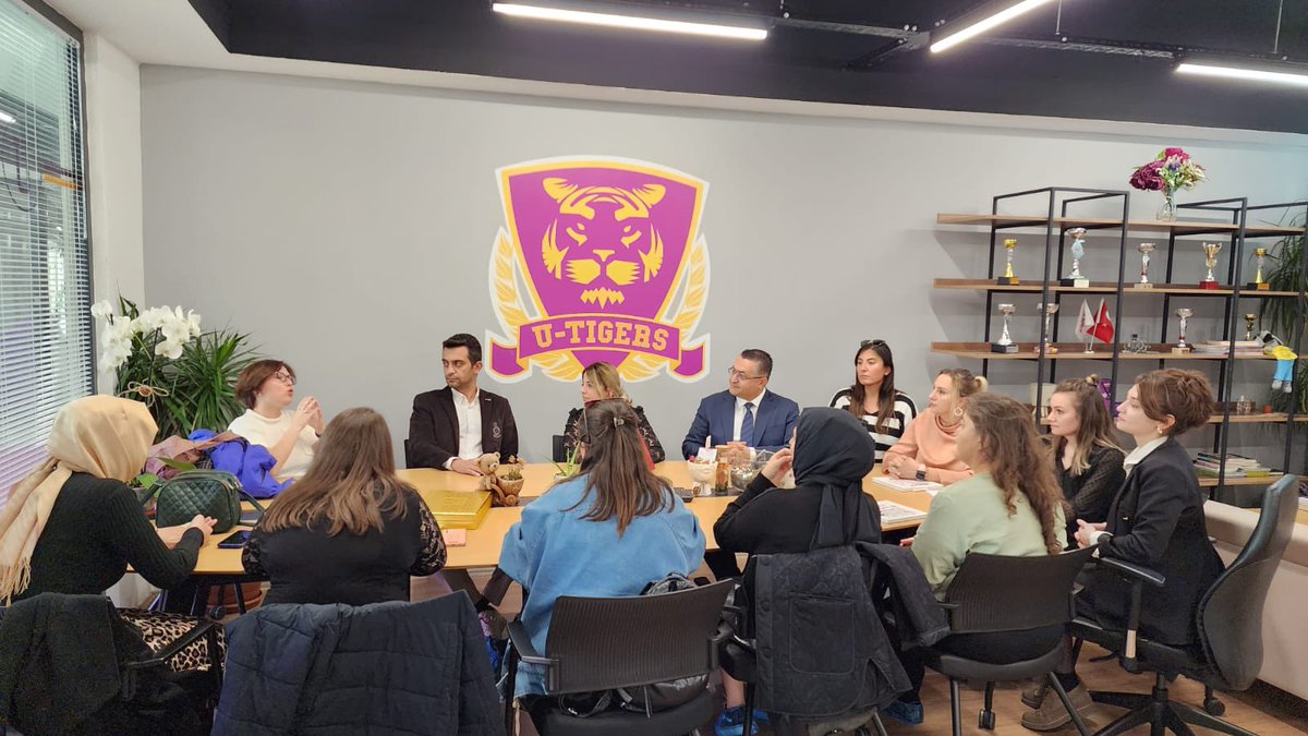 Ankara Üniversitesi Okul Öncesi Öğretmenliği bölümünün 70 öğrencisi ve çok değerli akademisyenleri Yaşamkent Kampüsümüz’de misafir ettik. Çocuk dostu fiziksel ortamlarımızda uyguladığımız alternatif eğitim yaklaşımlarımızı öğretmen adayları ile keyifle paylaştık. <a href="/UgurOkullari/">Uğur Okulları</a>