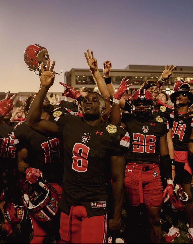 BryceCain5's tweet photo. Blessed to receive my first football D1 offer from Austin Peay State University⚫️⚪️🔴. @letsgopeay @GovsFB @APSUCoachSW @CoachSampson3 @CoachStanchek @bakerhsfootball @CoachNormand @CoachCalcagni https://t.co/qchW7QwmiH
