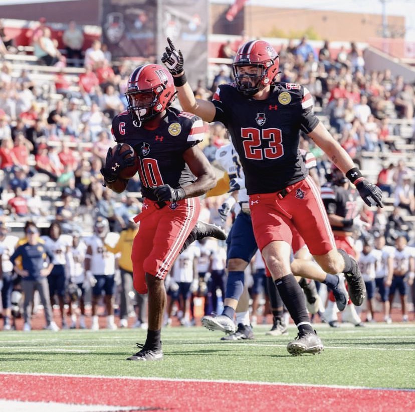 BryceCain5's tweet photo. Blessed to receive my first football D1 offer from Austin Peay State University⚫️⚪️🔴. @letsgopeay @GovsFB @APSUCoachSW @CoachSampson3 @CoachStanchek @bakerhsfootball @CoachNormand @CoachCalcagni https://t.co/qchW7QwmiH