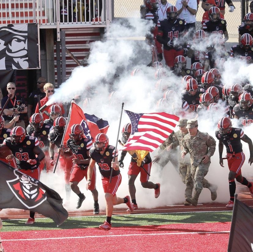 BryceCain5's tweet photo. Blessed to receive my first football D1 offer from Austin Peay State University⚫️⚪️🔴. @letsgopeay @GovsFB @APSUCoachSW @CoachSampson3 @CoachStanchek @bakerhsfootball @CoachNormand @CoachCalcagni https://t.co/qchW7QwmiH