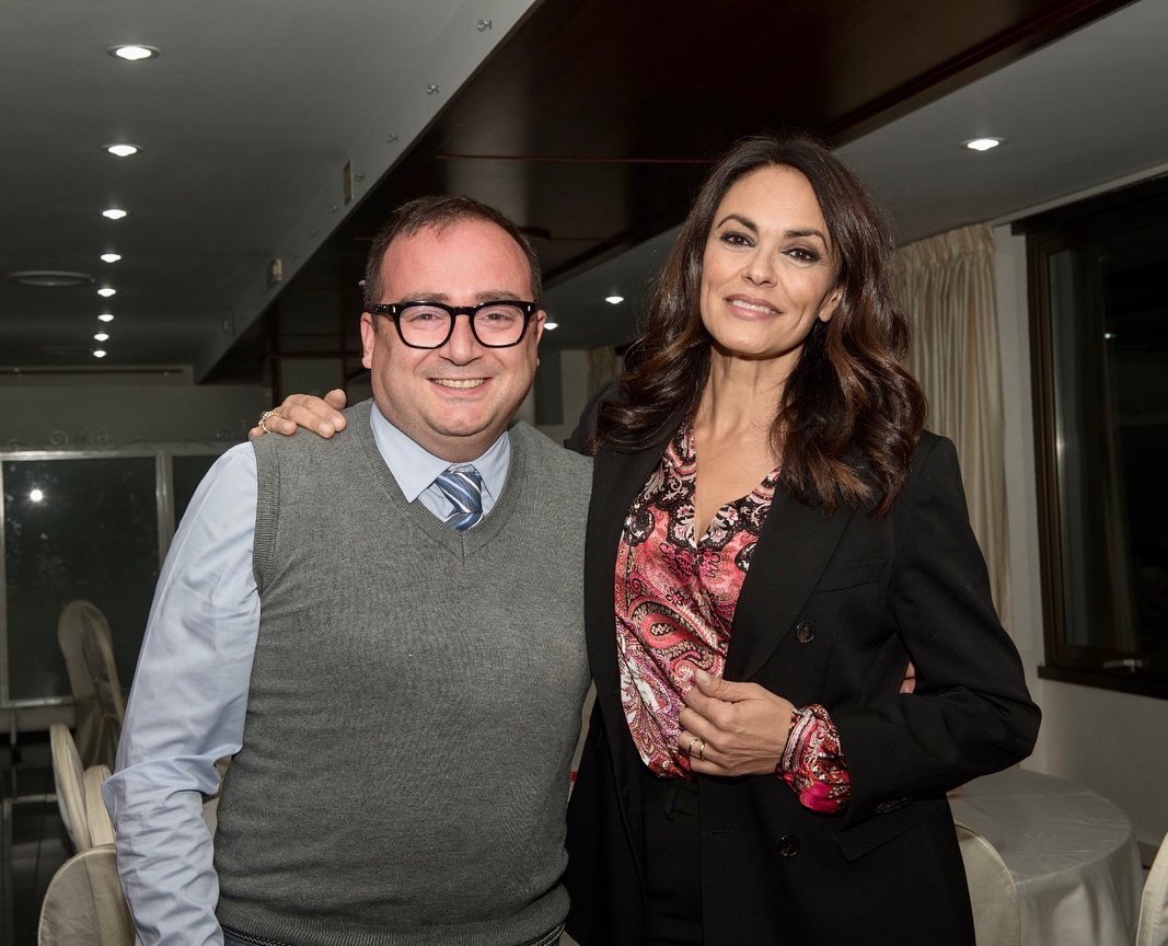 AntonioCandelaM's tweet photo. Ho vissuto 2gg con 2 Grandi del 🎞️ italiano ed internazionale @MGCucinotta @VRiotta garbo,gentilezza, umanità e sacrificio nella loro storia Umana e Professionale. In un 🌏 in cui tt scorre e sembra scivolarci addosso solo l'Amore ci riporta al senso vero della vita #ilmegliodite https://t.co/c1oy30ssIn