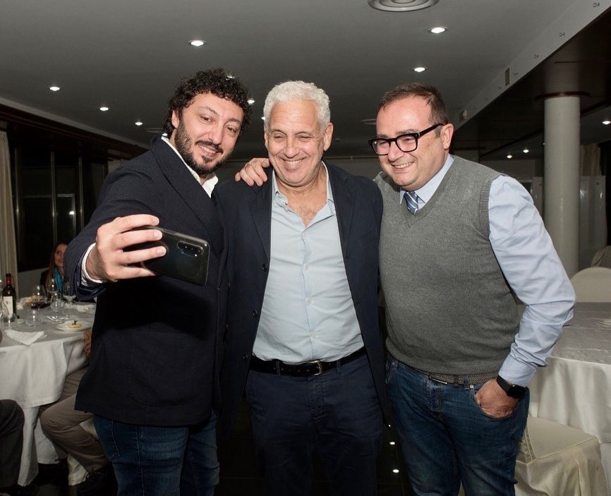 AntonioCandelaM's tweet photo. Ho vissuto 2gg con 2 Grandi del 🎞️ italiano ed internazionale @MGCucinotta @VRiotta garbo,gentilezza, umanità e sacrificio nella loro storia Umana e Professionale. In un 🌏 in cui tt scorre e sembra scivolarci addosso solo l'Amore ci riporta al senso vero della vita #ilmegliodite https://t.co/c1oy30ssIn