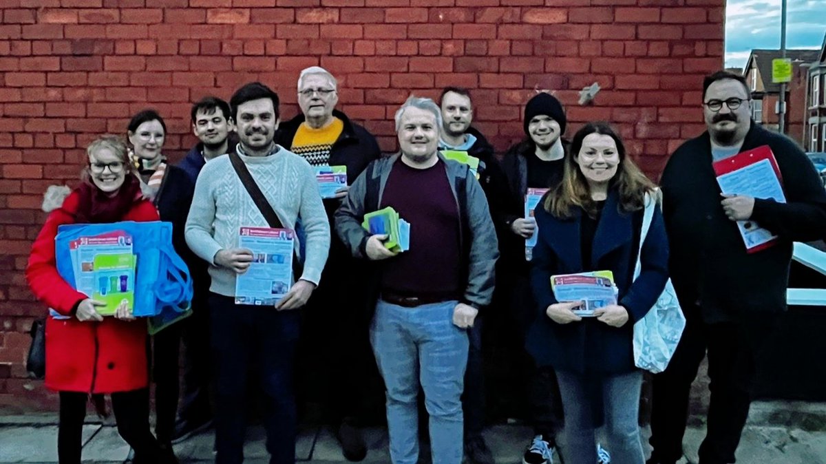 SmithdownLabour's tweet photo. Thank you to @LiverpoolLabour colleagues for helping us knock on doors in the L15 Dales. We've been welcoming students to the area, explaining how to use the bins, encouraging them not to bring cars and asking people to respect their neighbours. #LoveSmithdown https://t.co/R7TVRHxF3E
