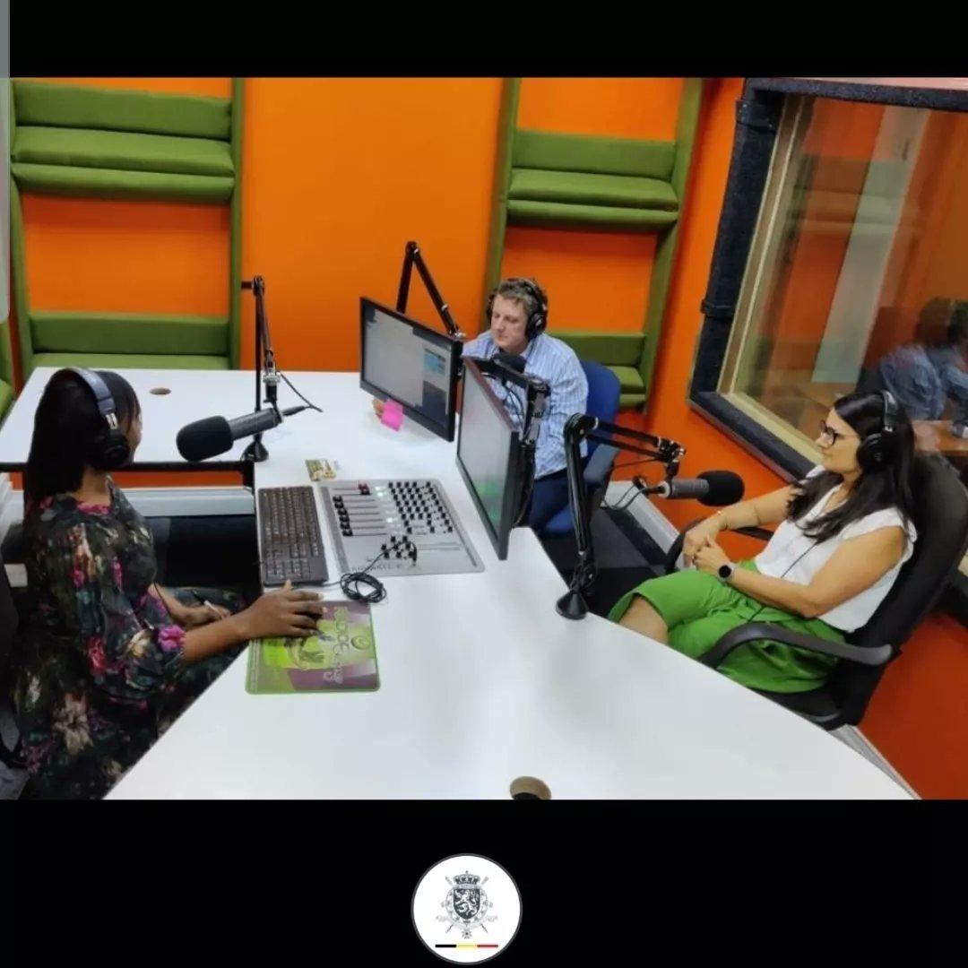BelgiumTanzania's tweet photo. 🎙🎛🎙Farm Radio Trust had its first live interview with 🇧🇪 Ambassador Peter Huyghebaert. The project partner of the Flemish development cooperation launched a new radio station, Mlimi radio 📟, which focusses exclusively on farmers.
#BEAmbassador #Malawi #Radio #Farmers https://t.co/2xvRNvgBov