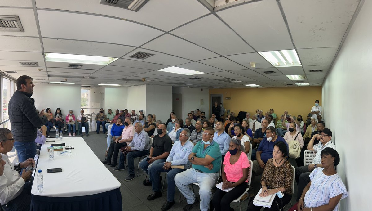 prospericarlos's tweet image. Hoy #19Oct en reunión de CES #Caracas encabezado por @jesusfbolivarad Sec. General, @SilverioFiguer4, Sec. Organización y equipos parroquiales, @ADemocratica se fortalece en cada rincón de Venezuela, nuestra lucha continua. #VamosXVenezuela