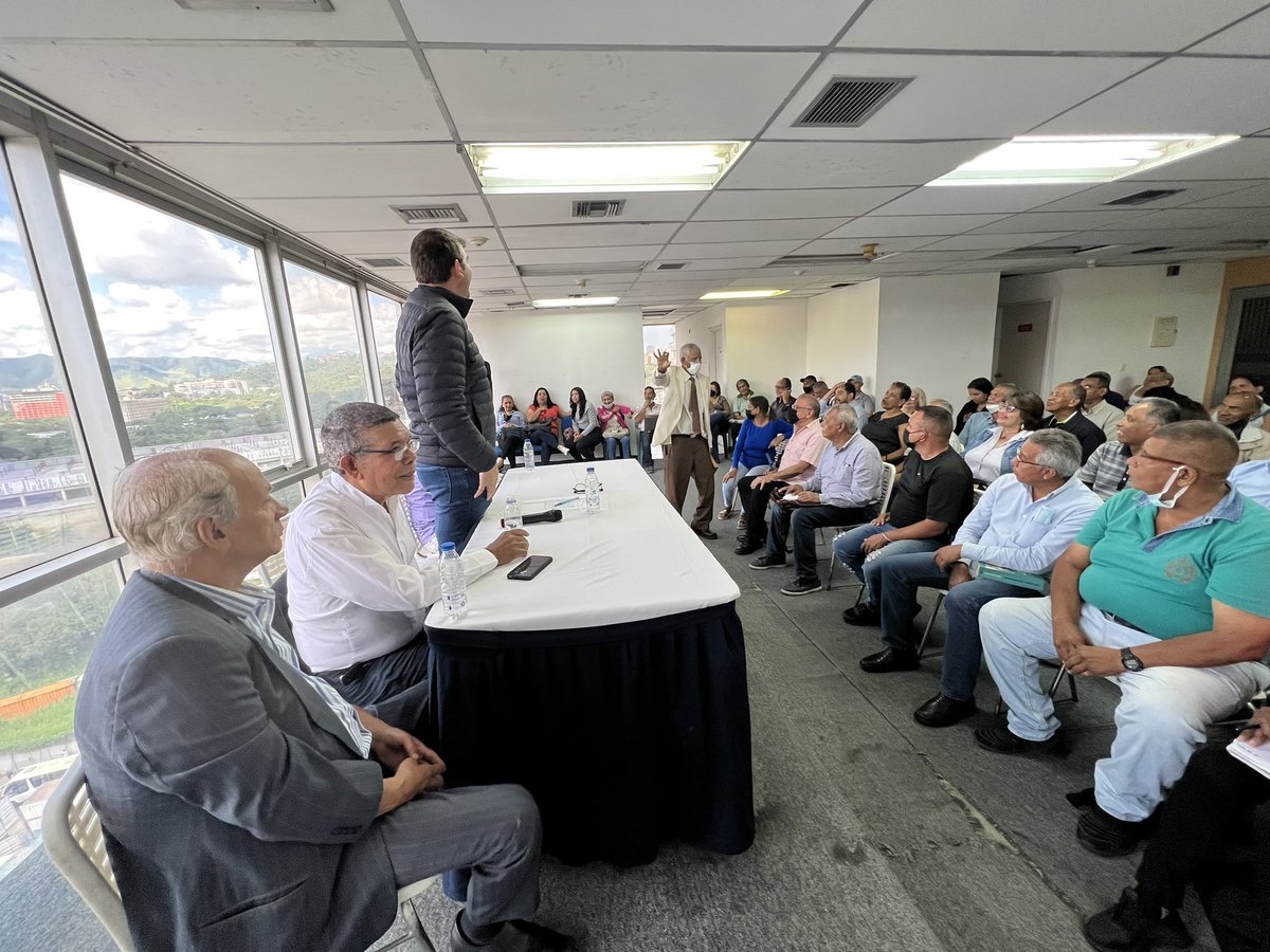 prospericarlos's tweet image. Hoy #19Oct en reunión de CES #Caracas encabezado por @jesusfbolivarad Sec. General, @SilverioFiguer4, Sec. Organización y equipos parroquiales, @ADemocratica se fortalece en cada rincón de Venezuela, nuestra lucha continua. #VamosXVenezuela