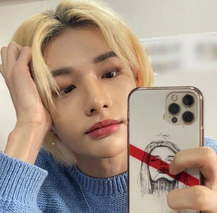 StraightGays's tweet photo. [#Rafah] Olá tcholinhas, já viram o nosso comeback? Acredito que vcs irão gostar facilmente heim 😁
Ontem enquanto a Windy estava no estúdio produzindo nossa próxima música eu dei uma espiadinha por trás da porta e posso confirmar que virá mais um hit!! 🔥
#StraightGays #Rafah https://t.co/04Q8B5Iu9t