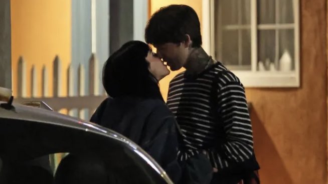 InfoBillieBR's tweet photo. Billie Eilish e Jesse Rutherford foram vistos se beijando em público recentemente. https://t.co/6cgEaFI4EU