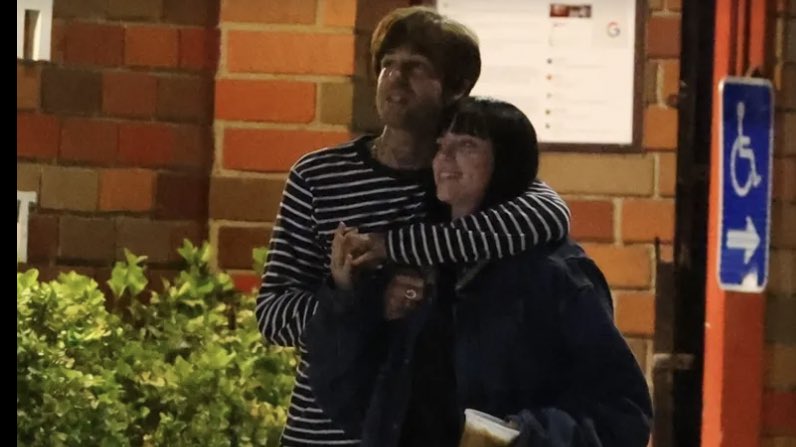 InfoBillieBR's tweet photo. Billie Eilish e Jesse Rutherford foram vistos se beijando em público recentemente. https://t.co/6cgEaFI4EU
