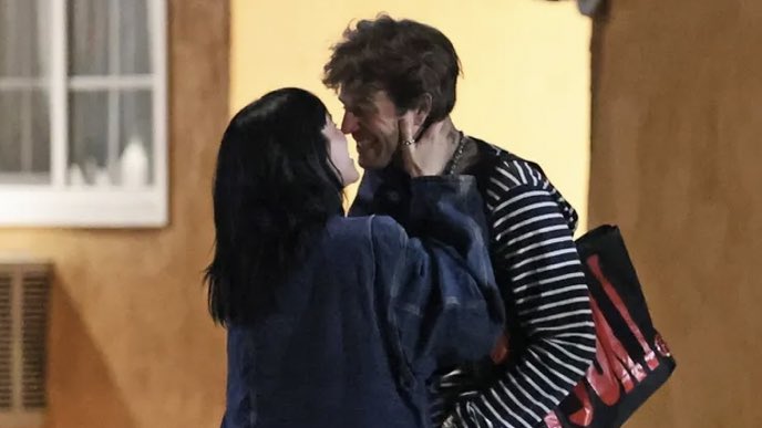 InfoBillieBR's tweet photo. Billie Eilish e Jesse Rutherford foram vistos se beijando em público recentemente. https://t.co/6cgEaFI4EU
