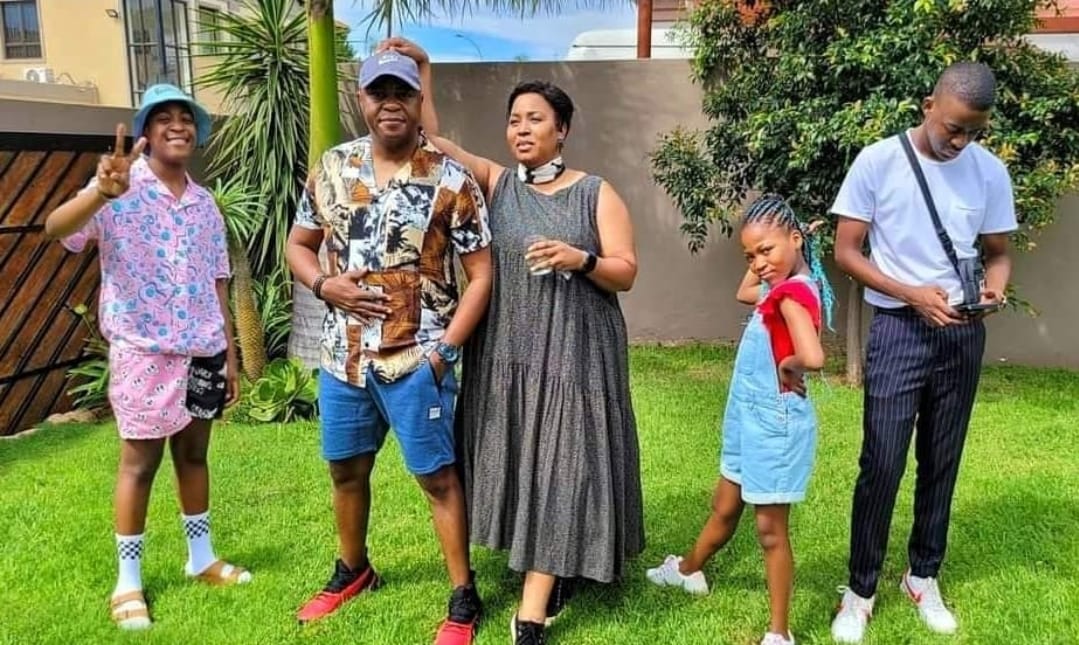 tasingo's tweet image. Hi family check us on @SABC2 tomorrow at 10 am #daddysteps Mzansi's Greatest Family 👊