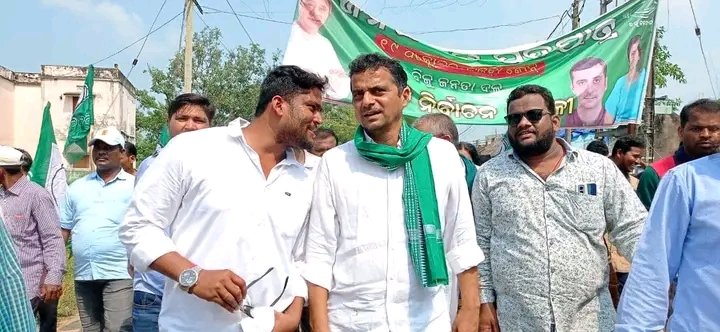 BASUDEBAPRADHA6's tweet photo. ଚିକିଟି ନିର୍ବାଚନ ମଣ୍ଡଳିର ପାତ୍ରପୁର ବ୍ଲକ ଜରଡ଼ା ଠାରେ ଜନସମ୍ପର୍କ ପଦଯାତ୍ରା ରେ ଯୋଗଦେଲେ ମାନ୍ୟବର ଗୃହ ଓ ସହରୀ ବିକାଶ ମନ୍ତୀ ଉଷାଦେବି ଓ ତାଙ୍କ ସୂ ପୁତ୍ର ଶ୍ରୀରୁପଦେବ!!@Naveen_Odisha @OfPranab @pranabpdas @bjd_4chikiti @BJD4Ganjam @bjd_odisha https://t.co/E4KzJN5t75