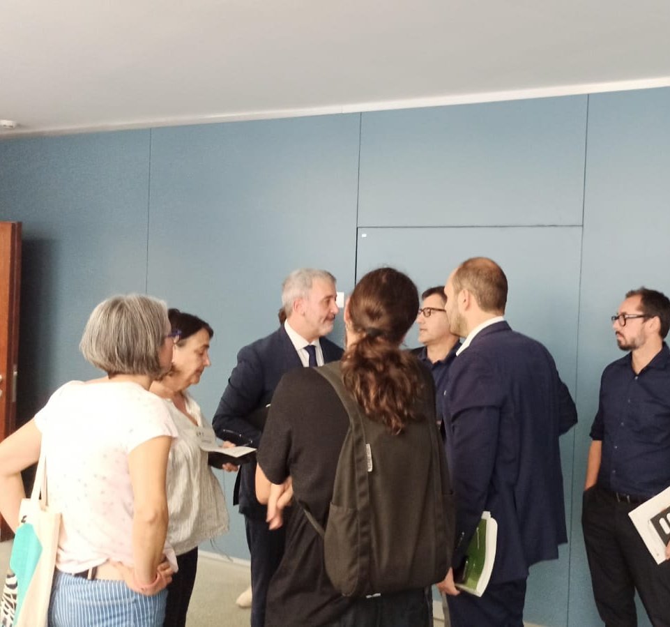 Comite_BCASA's tweet photo. @jaumecollboni @AlbertDalmau @BallarinMontseK @pscbarcelona avui hem vingut a veure-us, ja no podreu dir que no en sabíeu res.

Mateixa feina, mateixes condicions laborals.

No permetrem seguir sent treballadors/es de segona de l'Ajuntament.

#EquiparacióBCASA 
#ConveniJustBCASA https://t.co/99quywKBjI