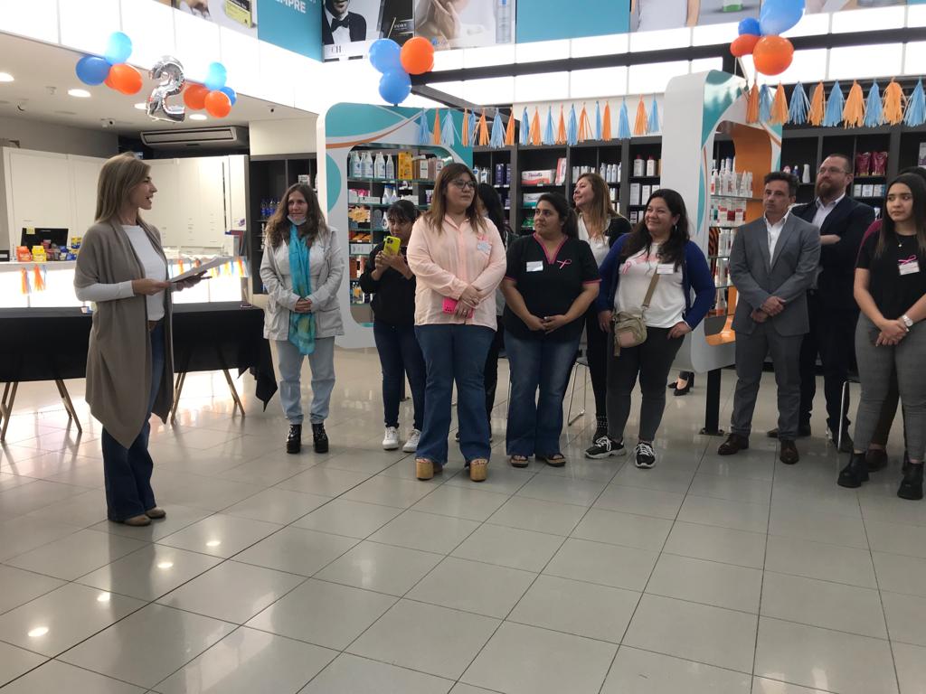 mclaudiaortiz's tweet photo. Hace 2 años inaugurábamos #Farmapos, motorizando sueños y concretando proyectos para sumar servicios a afiliados/as de @APOSLR. Hoy seguimos creciendo, con la premisa de incluir y federalizar el acceso a los servicios, según lo encomendado por nuestro gdor @QuintelaRicardo. 🔽 https://t.co/ERmC2NmgaP