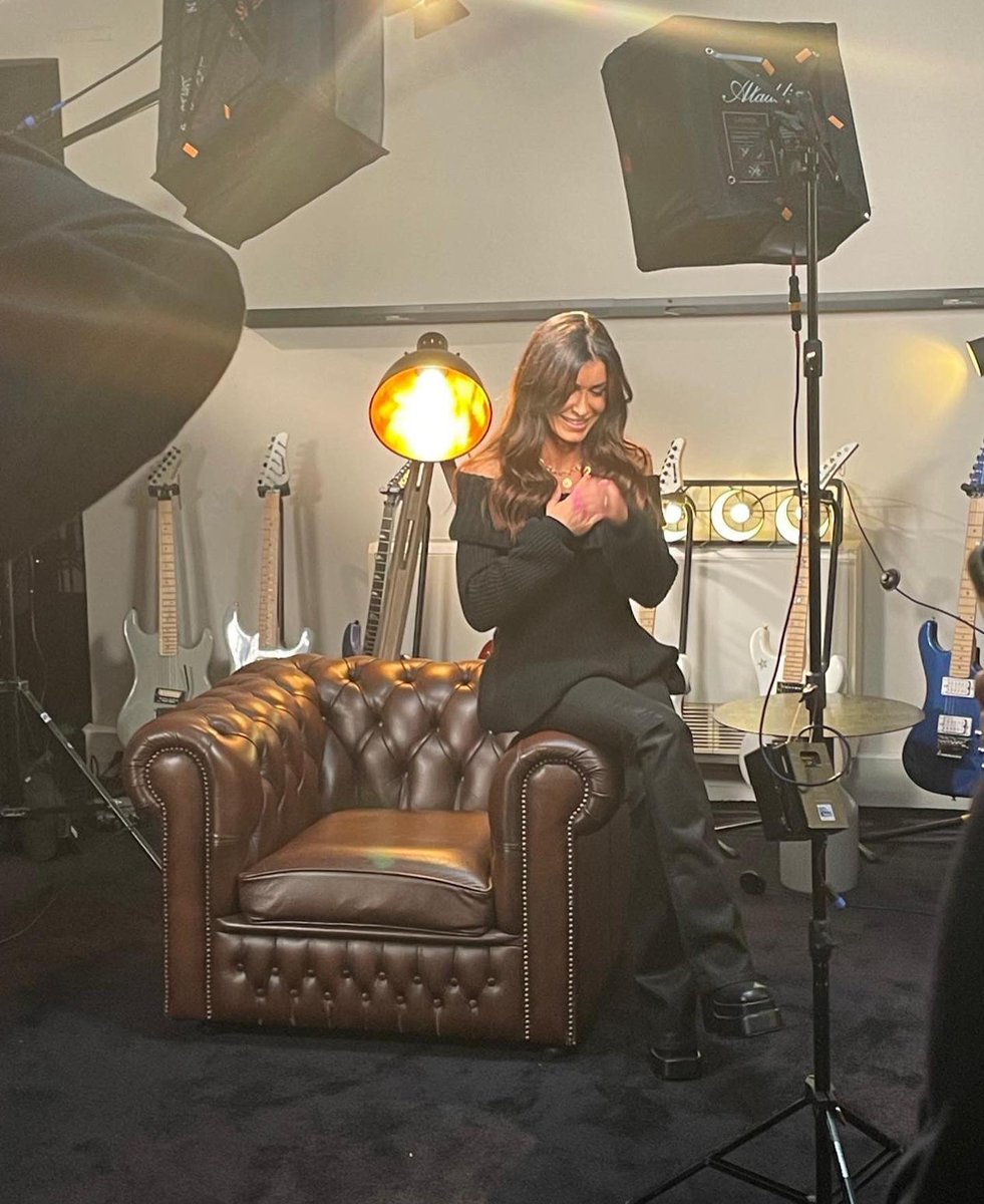 JeniferOfficiel's tweet photo. La main sur le ❤️ @nikosaliagas https://t.co/foJ3v34ITc