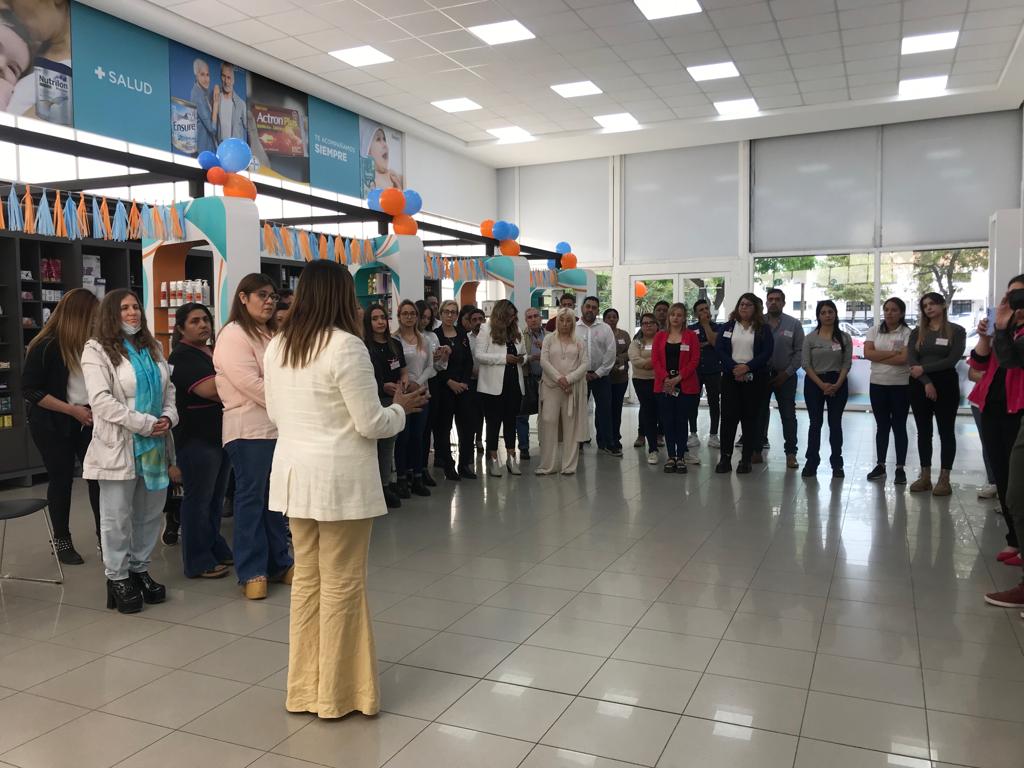 mclaudiaortiz's tweet photo. Hace 2 años inaugurábamos #Farmapos, motorizando sueños y concretando proyectos para sumar servicios a afiliados/as de @APOSLR. Hoy seguimos creciendo, con la premisa de incluir y federalizar el acceso a los servicios, según lo encomendado por nuestro gdor @QuintelaRicardo. 🔽 https://t.co/ERmC2NmgaP